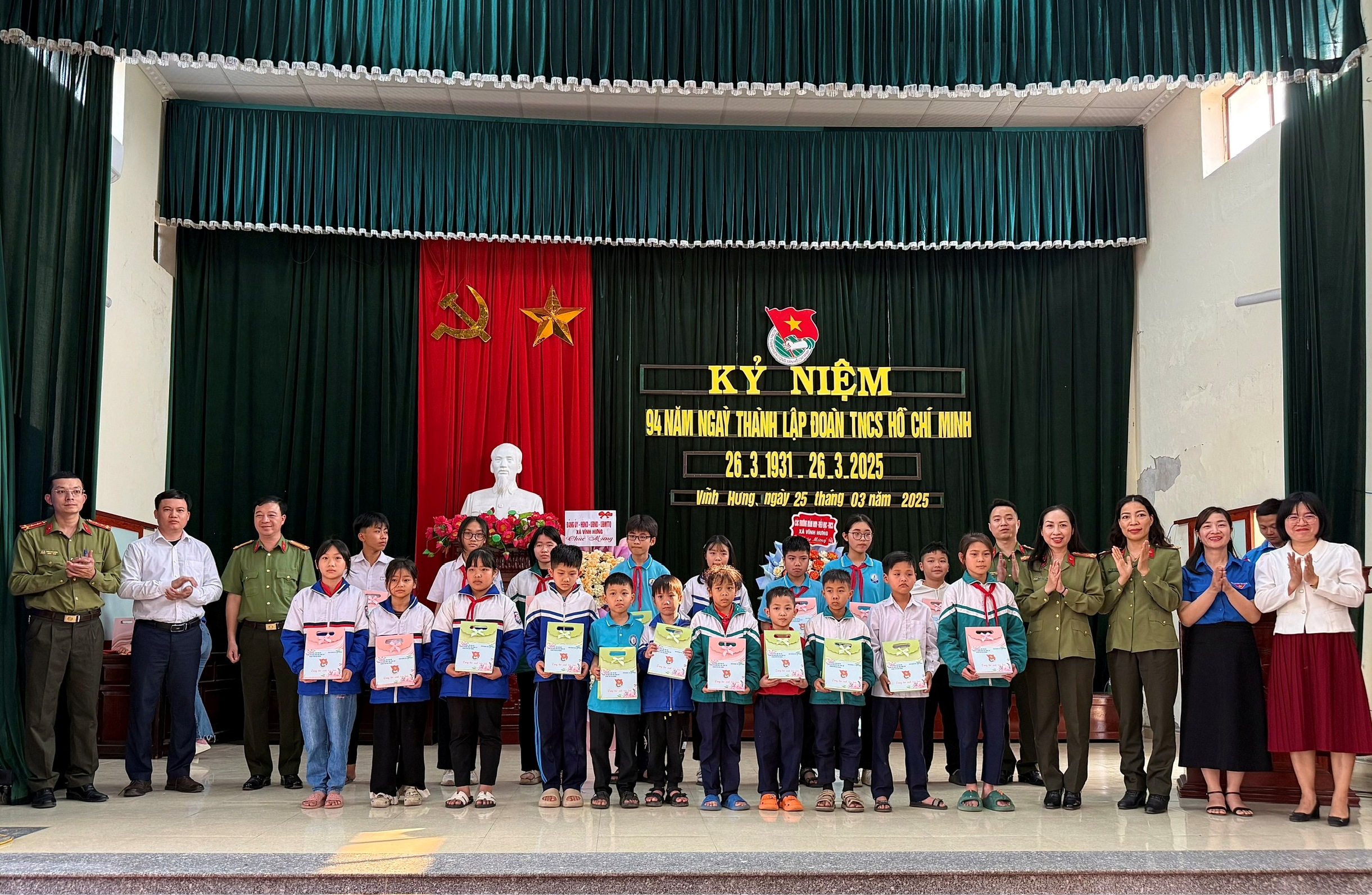 Hội phụ nữ, Đoàn thanh niên Phòng An ninh điều tra - CATP: Thăm, tặng quà học sinh tiêu biểu tại xã Vĩnh Hưng, huyện Vĩnh Bảo